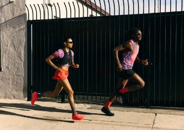 ����Խ��ԽͶ�룬lululemon Fast and Free ϵ�л�������